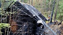 Požár srubu u Omlenice, části obce Stradov způsobil škodu za 200 tisíc korun.