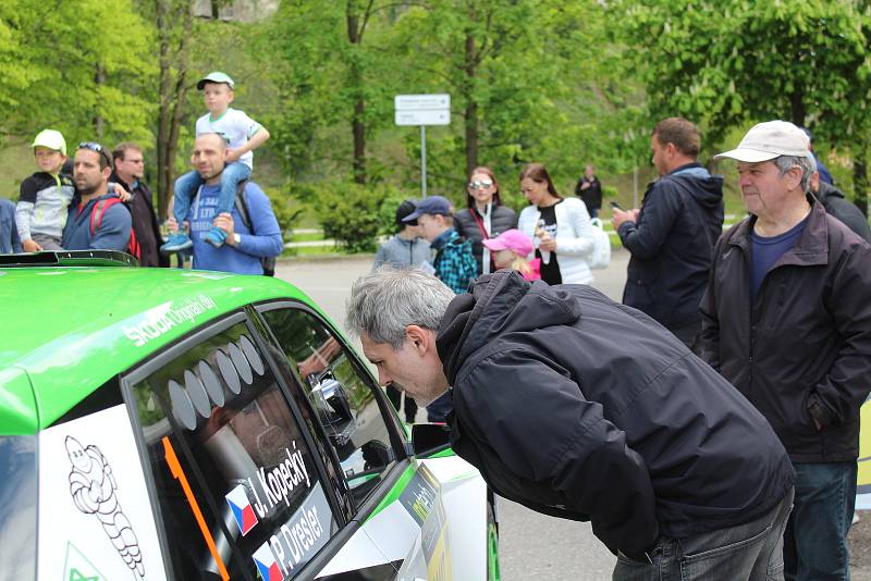 Sedmačtyřicátý ročník Rallye Český Krumlov byl v pátek odpoledne zahájen v Jelence.