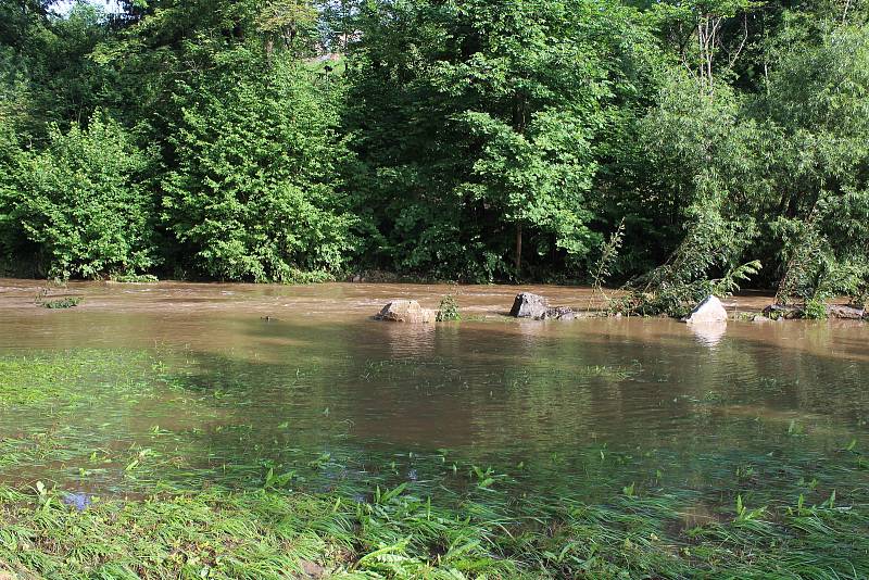 Český Krumlov opět zažil záplavu. Takto to vypadlo ve čtvrtek dopoledne, kdy už voda částečně opadla.