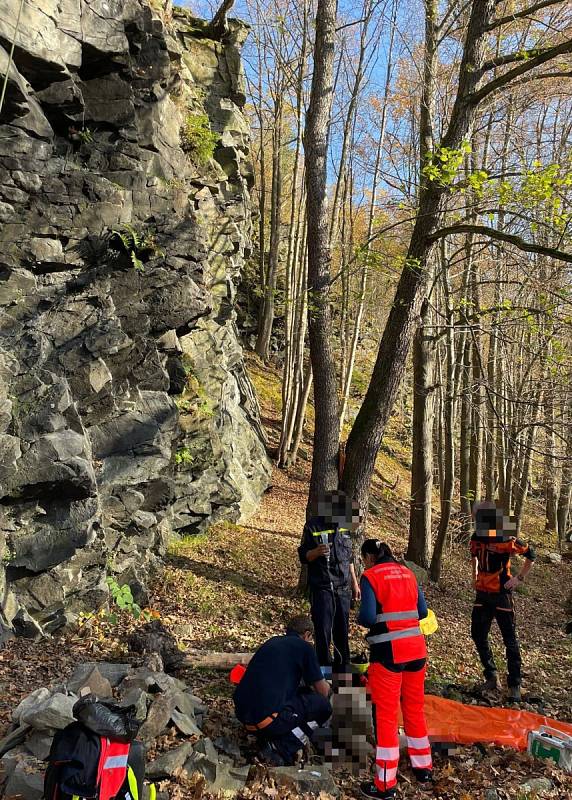 Ze skal na Krumlovsku spadl lezec. Záchranáři za ním museli složitým terénem.