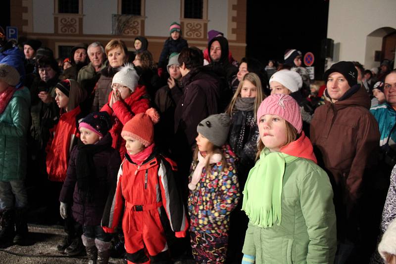 Charitativní trh a obří andělé u vánočního stromu ve Velešíně.