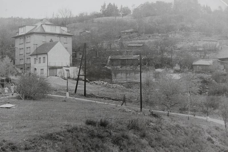 Český Krumlov v 70. letech 20. století. Stavba kina Družba na Špičáku.