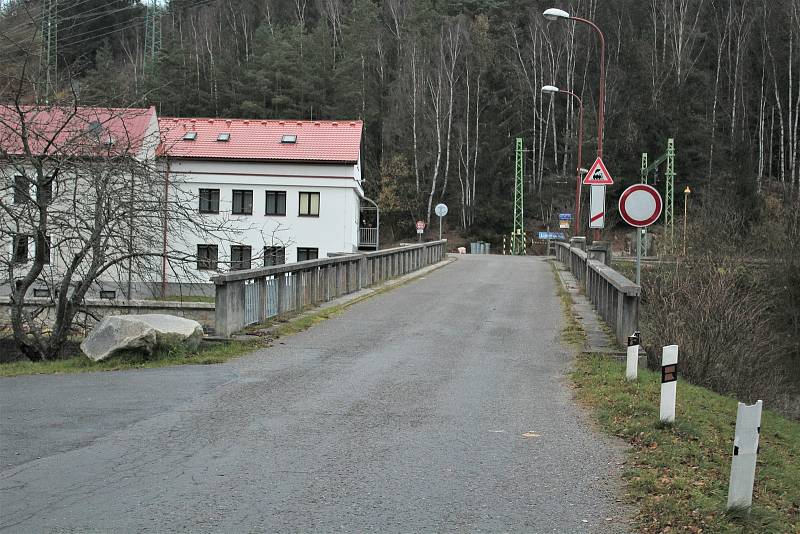 Most přes Vltavu pod lipenskou elektrárnou.