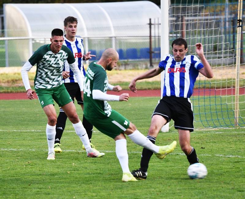 Českokrumlovští fotbalisté (v zelenobílém) potvrdili v Blatné roli favorita a poslední tým krajského přeboru deklasovali 7:0.