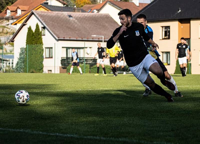 Fotbalisté Dolního Dvořiště (v černých dresech) doma deklasovali Sedlec 7:2. Foto: Adéla Bršťáková