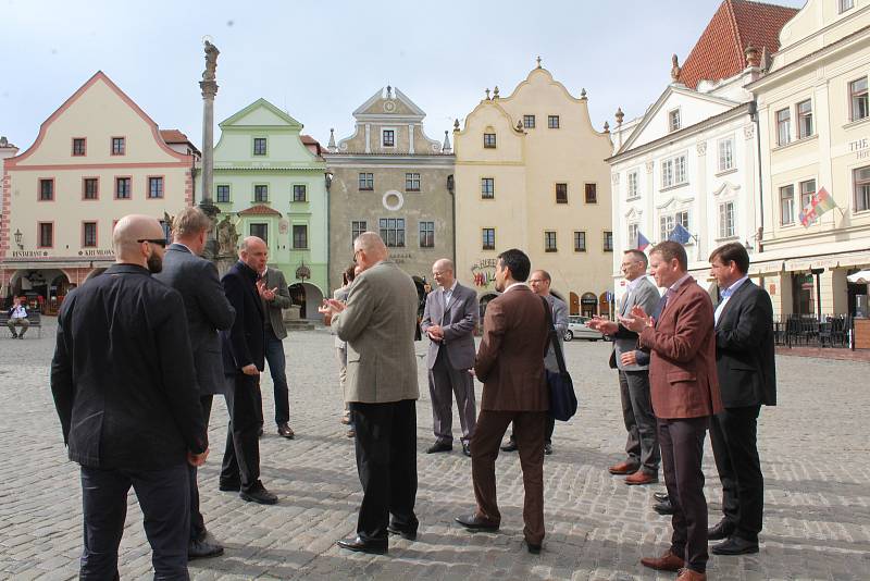 Armádní generál Josef Bečvář a generál rakouské armády Othmar Commenda se jako místo svého posledního setkání ve funkci před odchodem do výslužby vybrali Český Krumlov. Po městě je provedl českokrumlovský průvodce Stanislav Jungwirth.