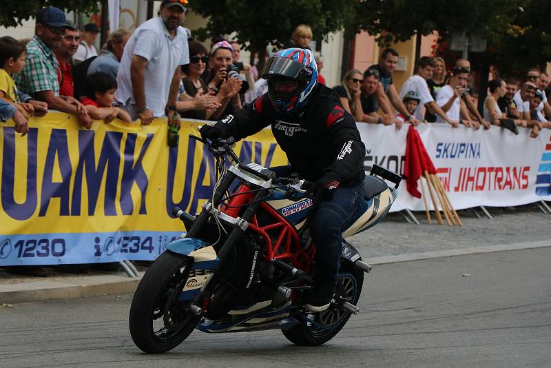 Grand Prix Kaplice otevřel motocyklový kaskadér Martin Krátký který předvedl své mistrovství v sedle Yamahy a MZ.