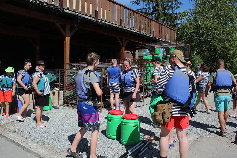 Vodáci startují na vodu z Vyššího Brodu. Na řece a kolem ní bude rušno.