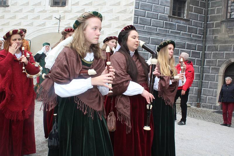 Historický kostýmovaný průvod v sobotu slavnostně zahájil zámeckou sezónu v Českém Krumlově.