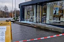 Pachatelé odpálili bankomat v Aigen-Schläglu, do pátrání se pustila rakouská i česká policie.