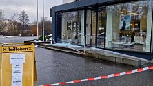 Pachatelé odpálili bankomat v Aigen-Schläglu, do pátrání se pustila rakouská i česká policie.