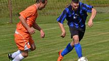 Oblastní I.B třída (skupina A) - 8. kolo: Sokol Chvalšiny (modročerné dresy) - FC Šumava Frymburk 1:2 (1:1).