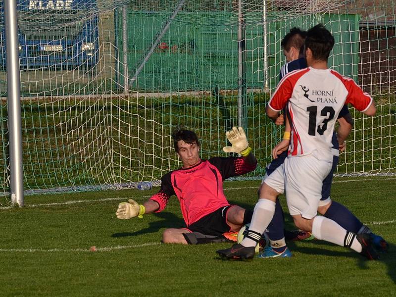 Okresní přebor muži - 6. kolo: FK Dolní Dvořiště (modré dresy) - TJ Smrčina Horní Planá 2:1 (2:1).