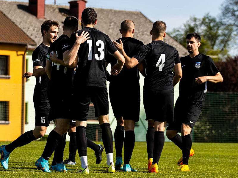 Fotbalisté Dolního Dvořiště (v černých dresech) porazili v 21. kole I. B třídy Boršov nad Vltavou 4:2.