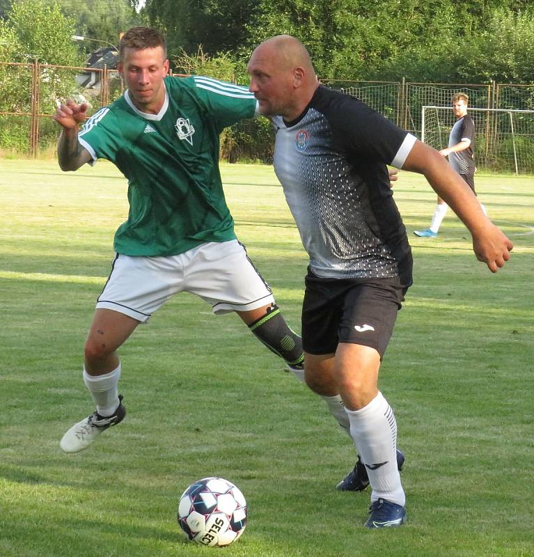 Fotbalisté Vyššího Brodu (v zelených dresech) utrpěli doma v úvodním kole okresního přeboru mužů debakl 2:13 s kaplickým béčkem. Foto: Libor Granec