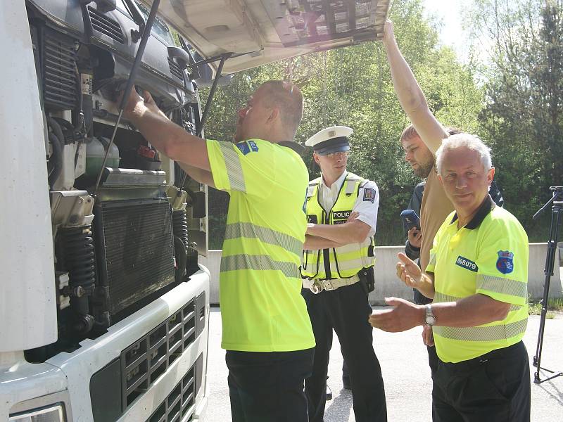 Na kamiony a jejich řidiče si v pátek posvítili policisté u Dolního Dvořiště.