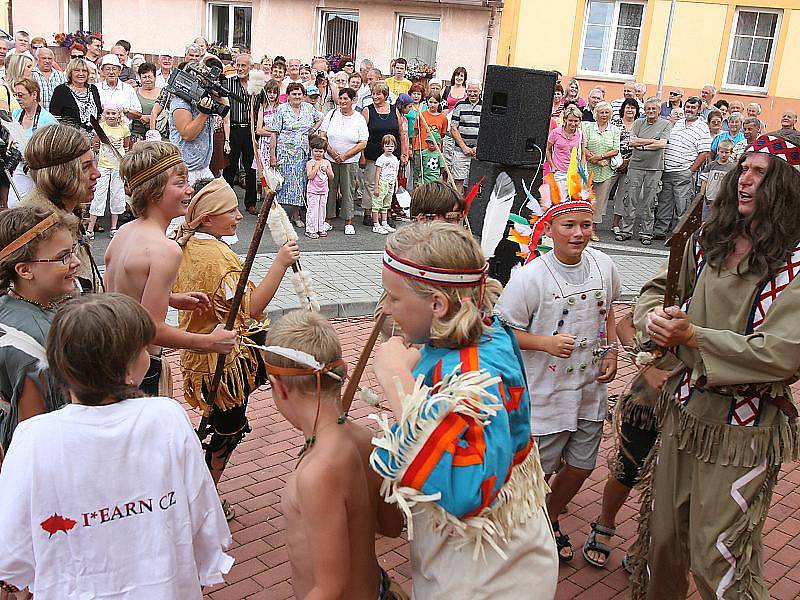 Vůdcem indiánů byl ředitel místní základní školy Jiří Tham, který následně se starostou Křemže Josefem Troupem pokouřil dýmku míru.