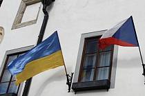 Na českokrumlovské radnici se třepetá ukrajinská vlajka.