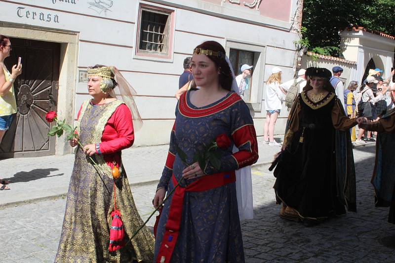 K jedněm z vrcholů Slavností pětilisté růže v Českém Krumlově patřil tradičně sobotní hlavní kostýmovaný průvod ulicemi města.