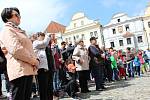 Slavnostní pietní akt s předáním slavnostního praporu policejní zásahové jednotce se odehrál v sobotu dopoledne na českokrumlovském náměstí.