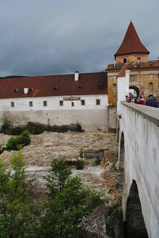 Povodně v Českém Krumlově v roce 2013. Ze břehů se vylila Polečnice, zahrozila i Vltava v centru. Pod vodou skončily hospodské zahrádky i auta.