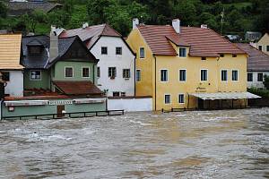 Povodně v Českém Krumlově v roce 2013. Ze břehů se vylila Polečnice, zahrozila i Vltava v centru. Pod vodou skončily hospodské zahrádky i auta.