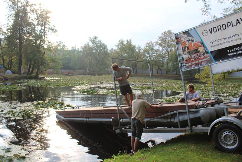 Kapela pod taktovkou Lukáše Holce bude hrát na ostrůvku, herci z Proradosti na vorech, které zapůjčila krumlovská voroplavba Radka Šťovíčka.