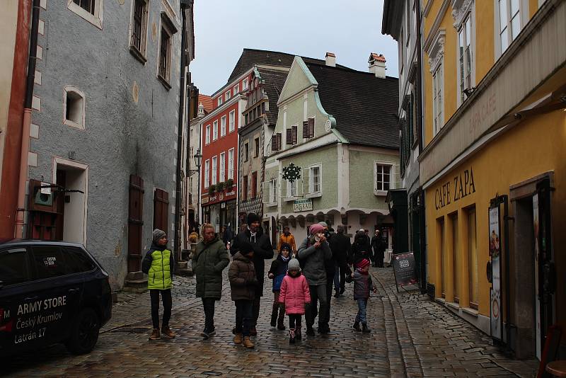 Český Krumlov opět před koncem roku oživili návštěvníci.