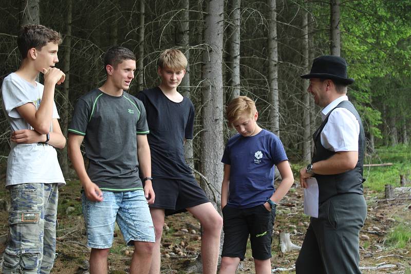 Svojsíkův závod skautů na táboře v Olšině.