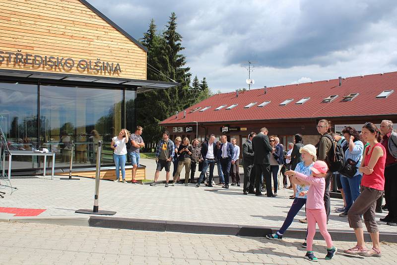 Vojenské lesy a statky ve čtvrtek slavnostně otevřely novou naučnou stezku a návštěvnické centrum Olšina.