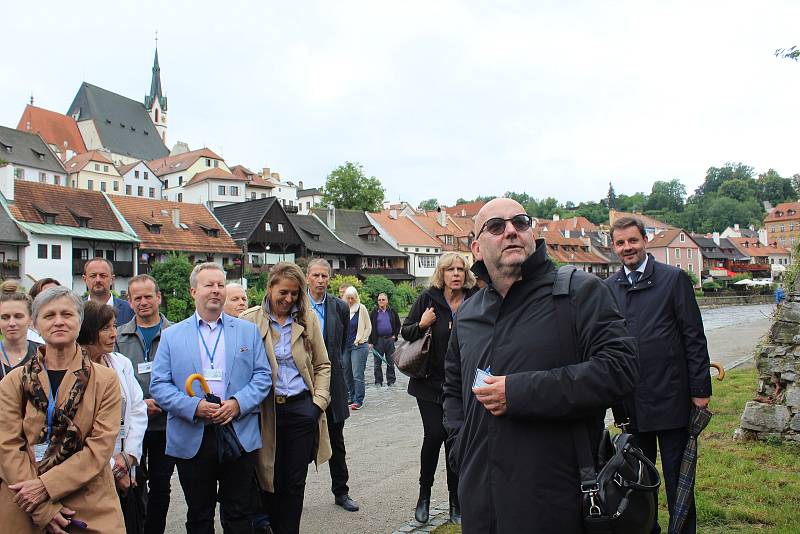 Na českokrumlovské náplavce je do 2. srpna k vidění výstava Voda a civilizace.