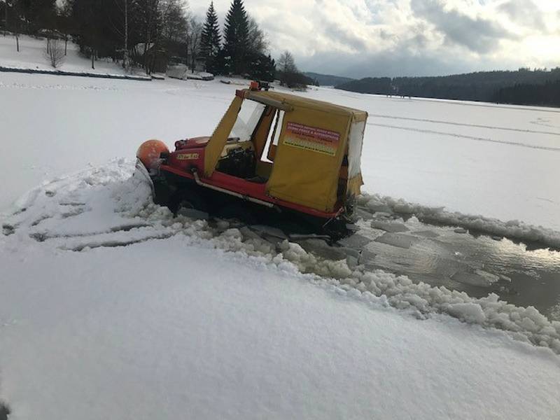 Probořená šestikolka je naštěstí plovoucí, takže se nic nestalo.