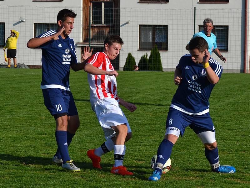 Okresní přebor muži - 6. kolo: FK Dolní Dvořiště (modré dresy) - TJ Smrčina Horní Planá 2:1 (2:1).