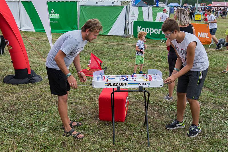 Atmosféra na festivalu Hrady CZ v Rožmberku na Českokrumlovsku je úžasná, déšť nevadí.