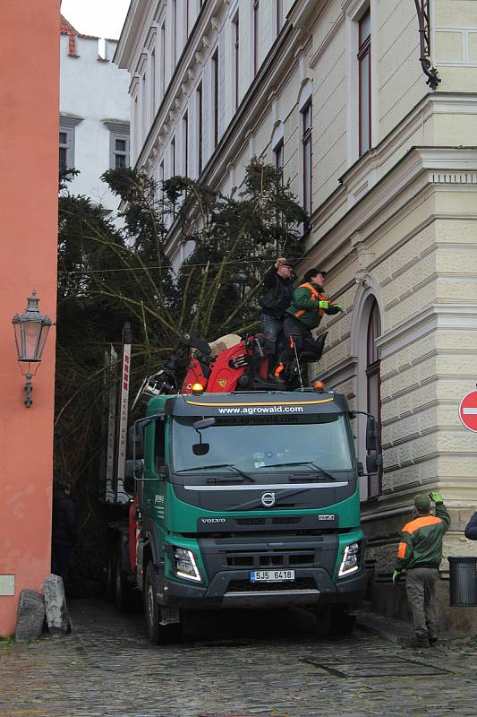 Pokus číslo jedna. Instalace vánočního stromu v pondělí na českokrumlovském náměstí.