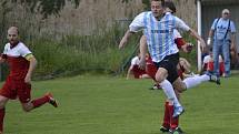 I. B třída (skupina A) - 23. kolo: Sokol Křemže (v červeném) - FC Šumava Frymburk 0:1 (0:0).