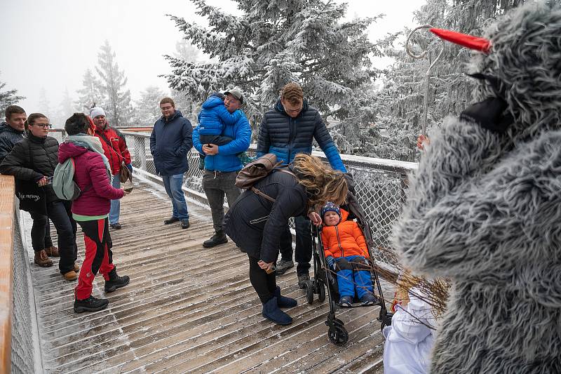 Pekelníci se slétli na lipenskou stezku v korunách stromů.