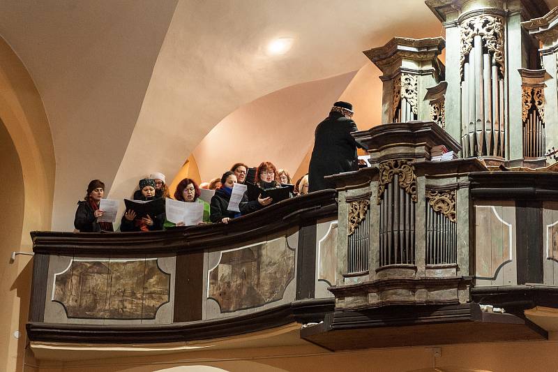 Letos poprvé ve Velešíně se konalo předání betlémského světla. Dobrovolným hasičům z Velešína ho hornorakouští hasiči předali ve velešínském kostele sv. Václava.