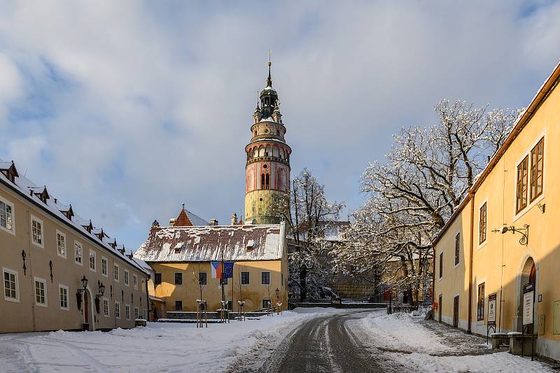 Zasněžený Český Krumlov v celé své kráse.