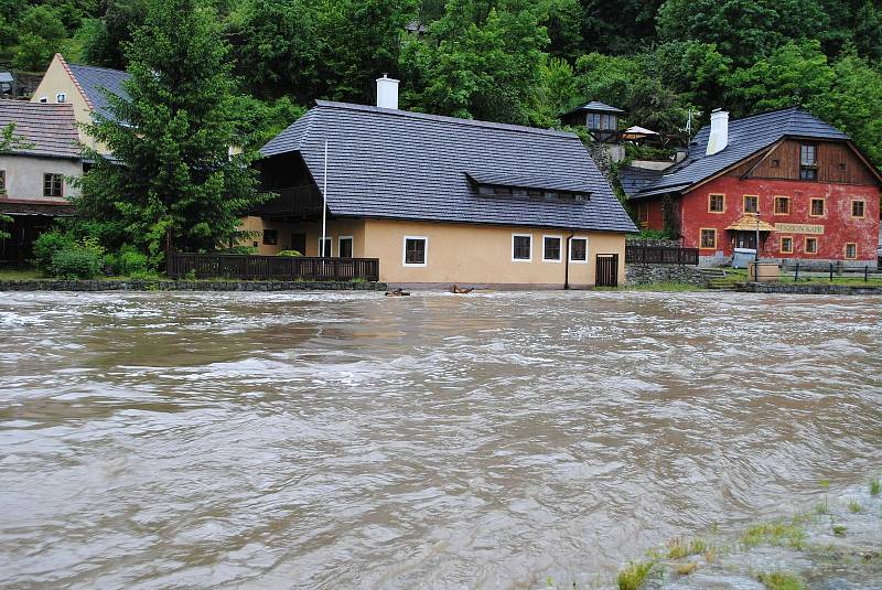 Povodně v Českém Krumlově v roce 2013. Ze břehů se vylila Polečnice, zahrozila i Vltava v centru. Pod vodou skončily hospodské zahrádky i auta.