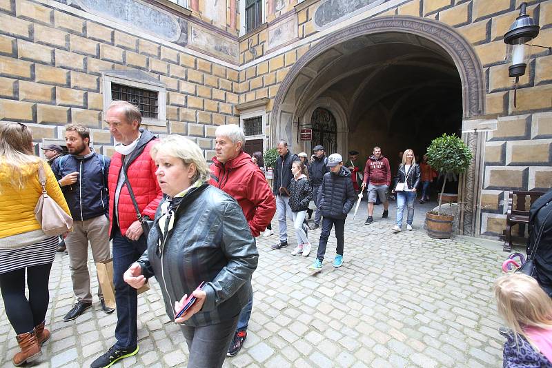 Český Krumlov se probouzí k životu. V sobotu ve dvě hodiny odpolende vyšel historický průvod z pátého zámeckého nádvoří. Zahájil tak kvůli Covidu-19 letos opožděnou sezónu.