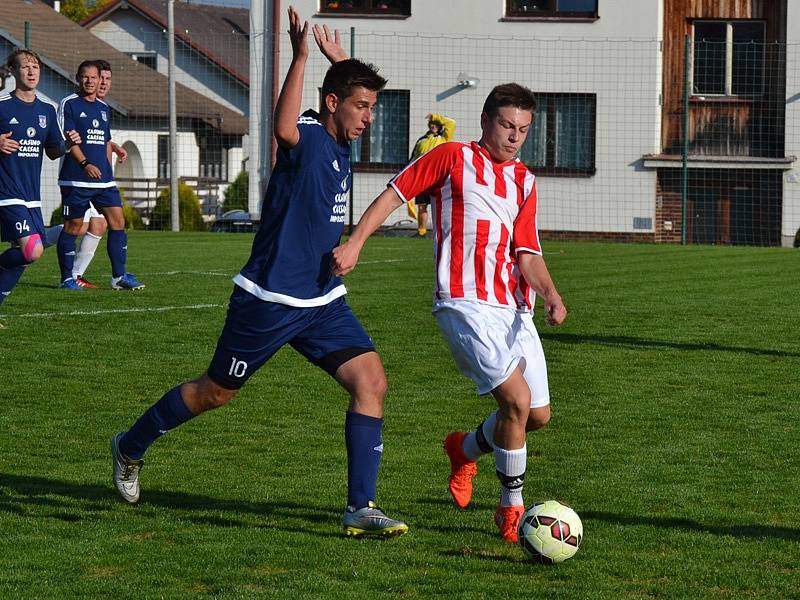 Okresní přebor muži - 6. kolo: FK Dolní Dvořiště (modré dresy) - TJ Smrčina Horní Planá 2:1 (2:1).