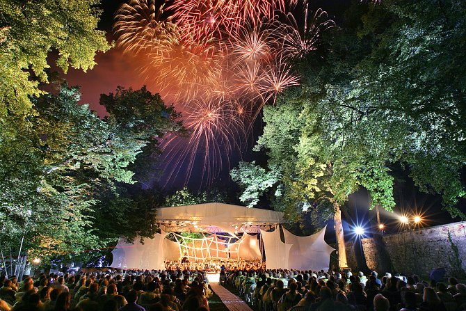 Slavnostní zahajovací koncert nazvaný Francouzská noc navrátí festival po mnoha letech do magické scenérie Letní jízdárny.
