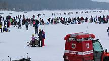 Tisíce lidí dorazily o víkendu zabruslit si na Lipno.