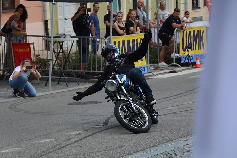 Grand Prix Kaplice otevřel motocyklový kaskadér Martin Krátký který předvedl své mistrovství v sedle Yamahy a MZ.