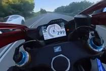 Motorkář se řítil po silnici 300 km/h. Video ukázal na sítích