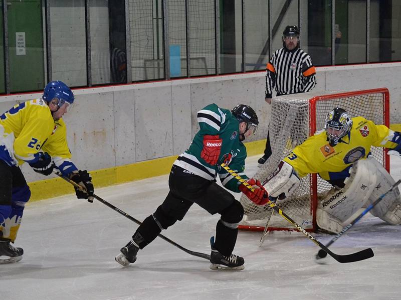 1. semifinále: HC Slavoj Český Krumlov (zelené dresy) - TJ Loko Veselí nad Lužnicí 6:5 po náj. (4:2, 1:2, 0:1 - 0:0).