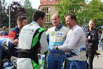 Úřadující mistr světa i ČR v rallye Jan Kopecký (2. zleva) s vítězi Rallye Šumava Klatovy Václavem Pechem a Petrem Uhlem (v modrobílém).