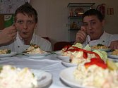 Učni ze třetího ročníku oboru kuchař–číšník českokrumlovského učiliště Filip Kučera (vpravo) a Pavel Doležal bramborový salát připravovat umějí. „Se surovinami ale opatrně, u salátu platí, že méně znamená více,“ radí.