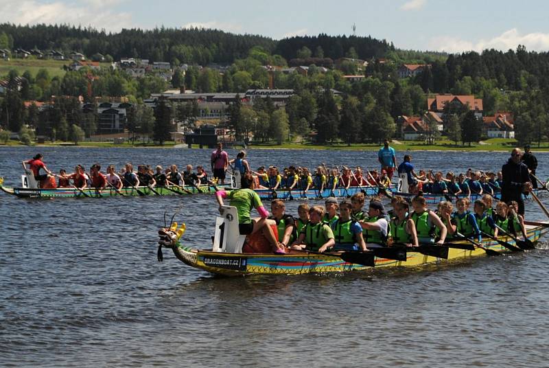 Závody dračích lodí na Lipně v sobotu 21. května 2022 zahájily lipenskou letní sezónu.